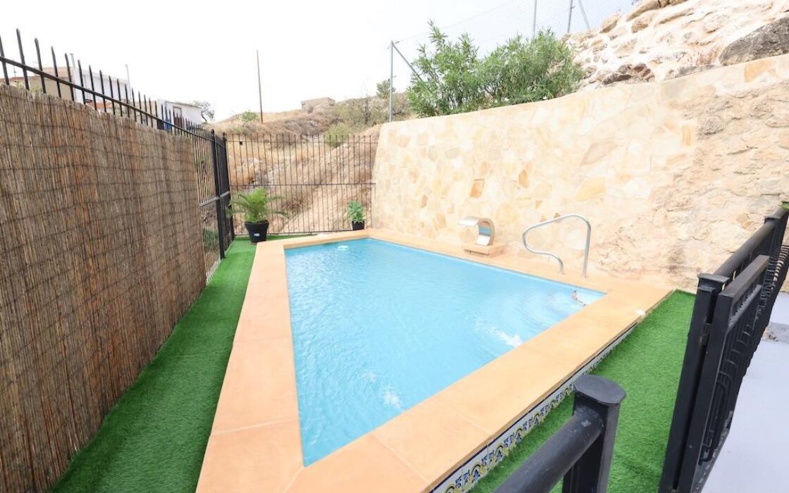 Будинок у Фортуні 200 кв.м з терасою та басейном