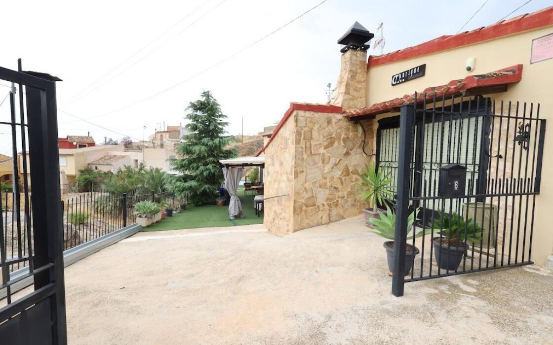 Будинок у Фортуні 200 кв.м з терасою та басейном