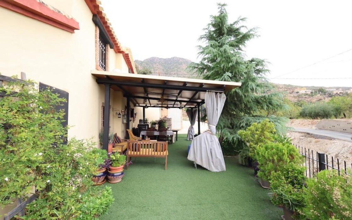 Будинок у Фортуні 200 кв.м з терасою та басейном