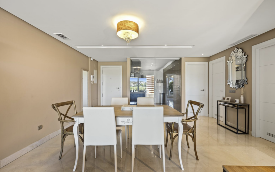 Простора 3-кімнатна квартира в Бенахавісі з терасою