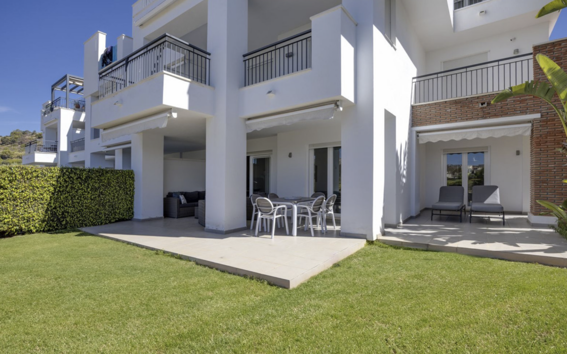 Простора 3-кімнатна квартира в Бенахавісі з терасою