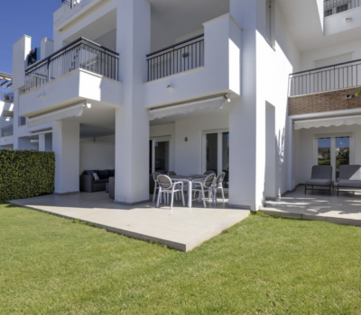 Простора 3-кімнатна квартира в Бенахавісі з терасою