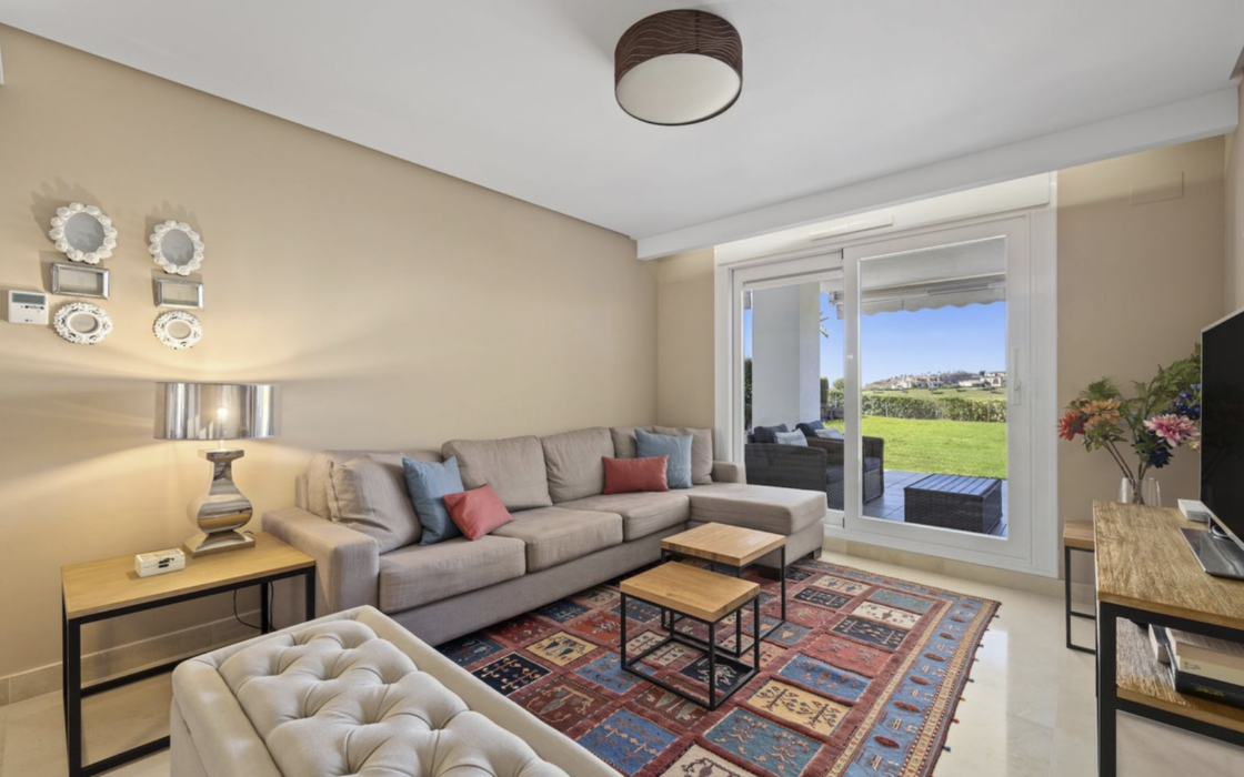 Простора 3-кімнатна квартира в Бенахавісі з терасою