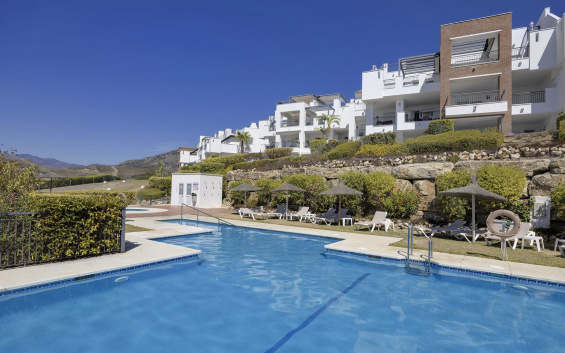 Простора 3-кімнатна квартира в Бенахавісі з терасою