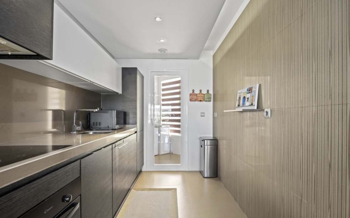 Простора 3-кімнатна квартира в Бенахавісі з терасою