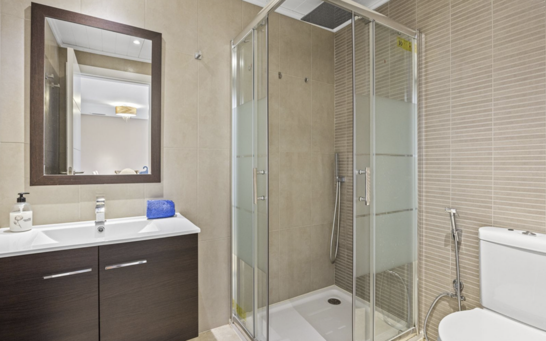 Простора 3-кімнатна квартира в Бенахавісі з терасою