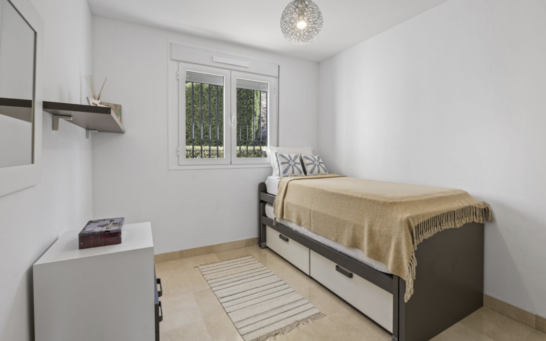 Простора 3-кімнатна квартира в Бенахавісі з терасою