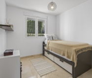 Простора 3-кімнатна квартира в Бенахавісі з терасою