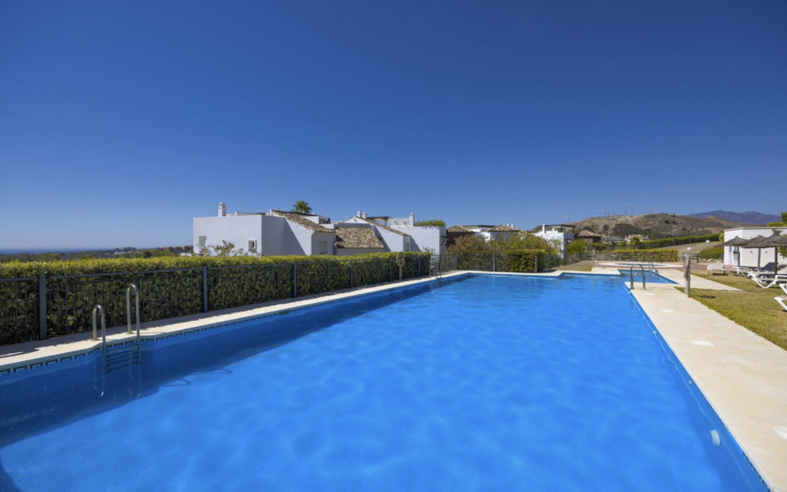 Простора 3-кімнатна квартира в Бенахавісі з терасою