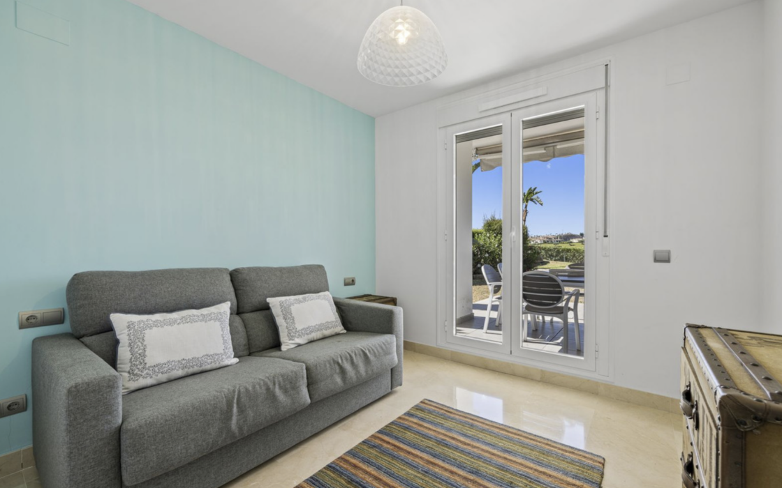 Простора 3-кімнатна квартира в Бенахавісі з терасою