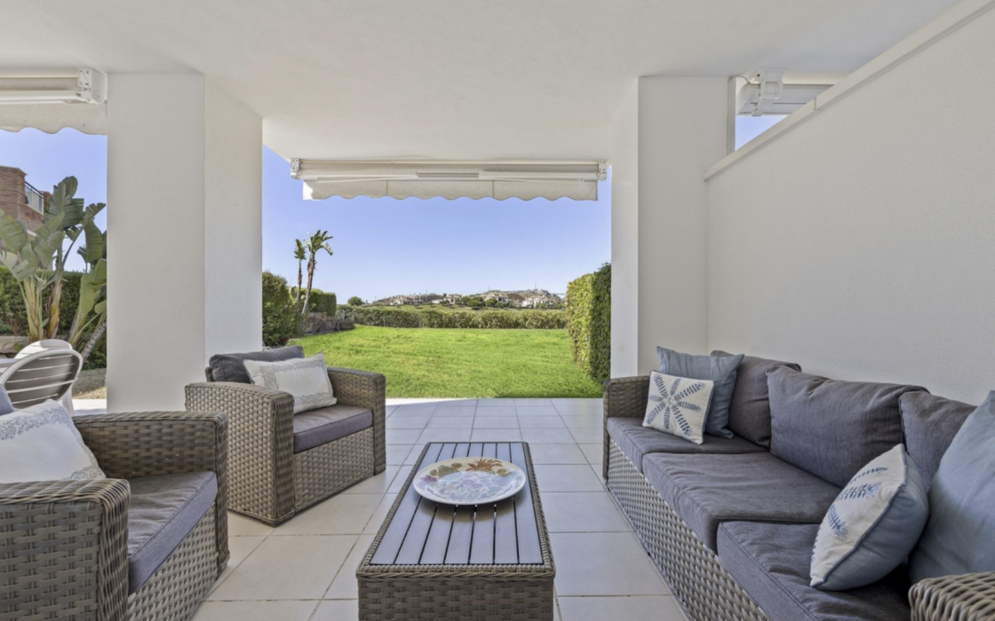 Простора 3-кімнатна квартира в Бенахавісі з терасою