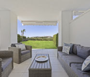 Простора 3-кімнатна квартира в Бенахавісі з терасою