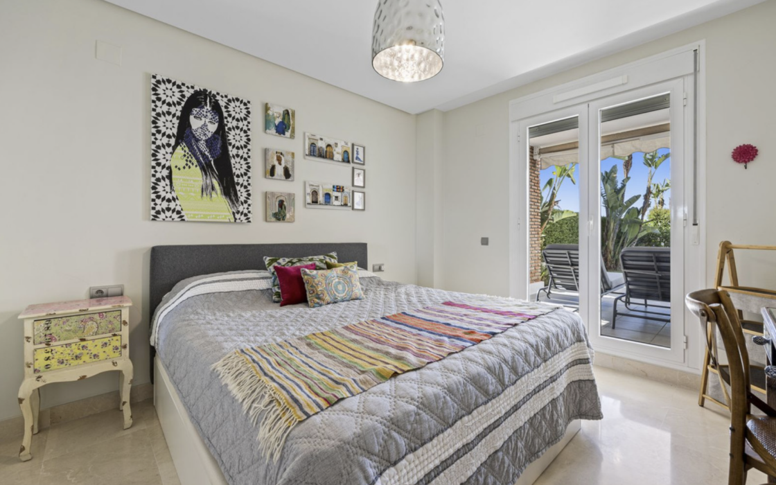 Простора 3-кімнатна квартира в Бенахавісі з терасою