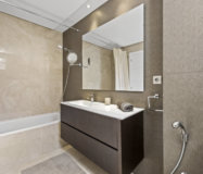 Простора 3-кімнатна квартира в Бенахавісі з терасою