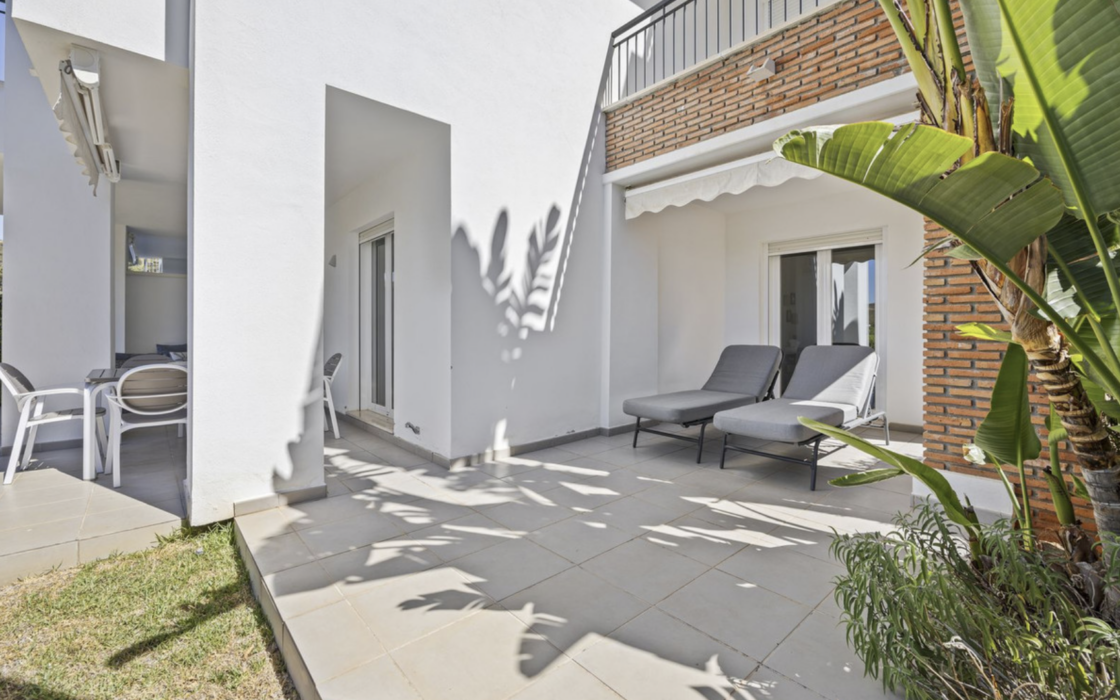 Простора 3-кімнатна квартира в Бенахавісі з терасою