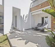 Простора 3-кімнатна квартира в Бенахавісі з терасою