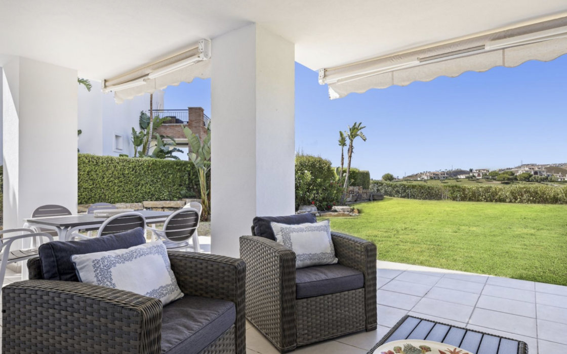 Простора 3-кімнатна квартира в Бенахавісі з терасою