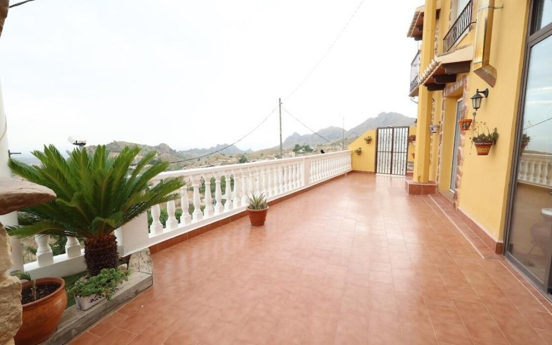 Будинок у Фортуні з терасою та басейном 120 кв.м 6 кімнат