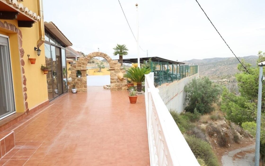 Будинок у Фортуні з терасою та басейном 120 кв.м 6 кімнат