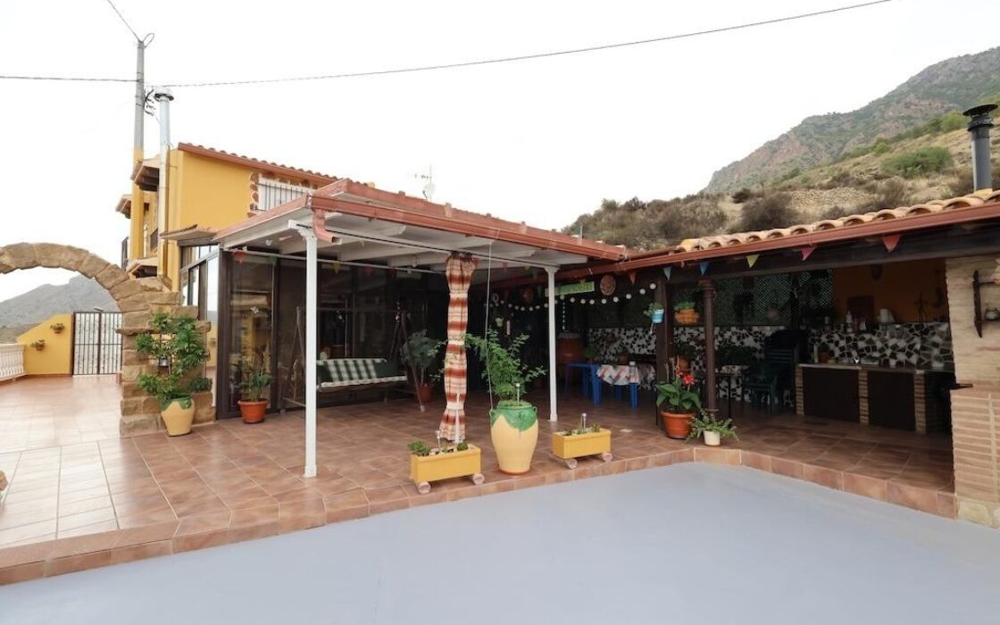 Будинок у Фортуні з терасою та басейном 120 кв.м 6 кімнат