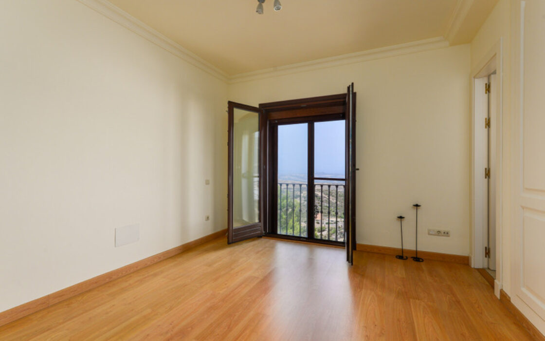 Очаровательный Таунхаус в Касаресе с Террасой 20 кв.м