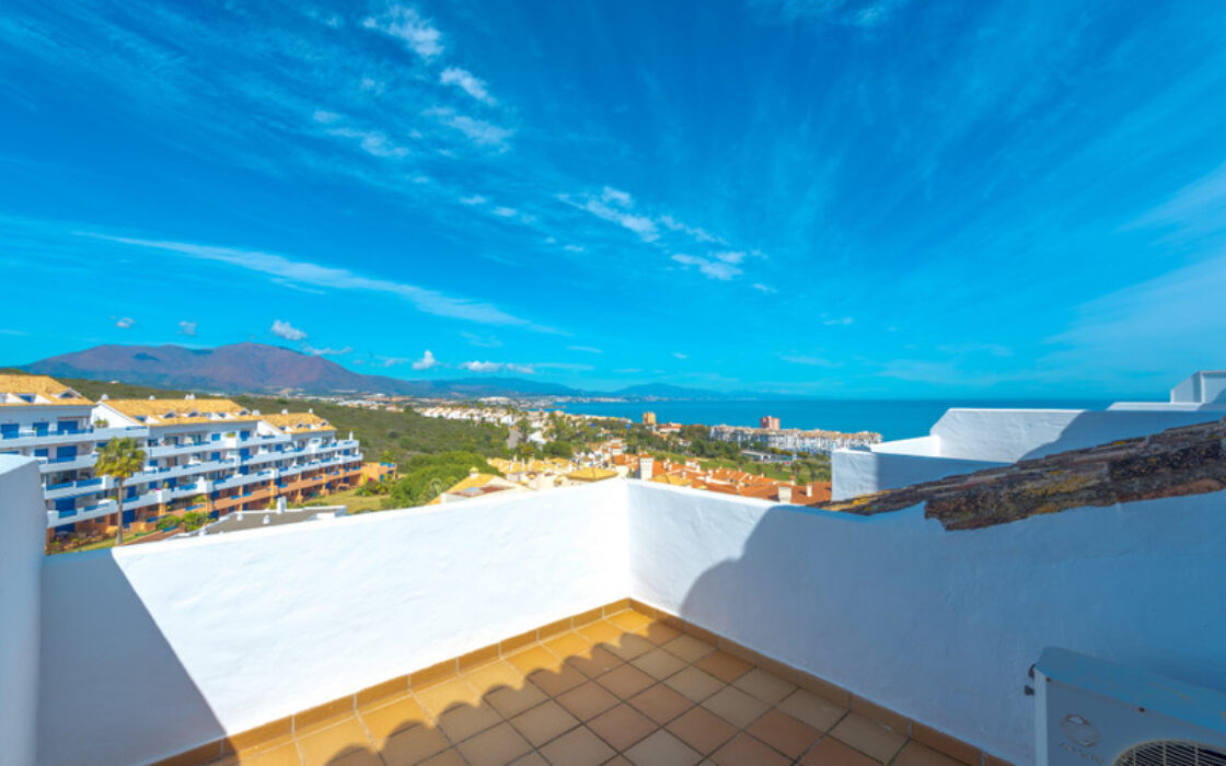 Двухуровневый пентхаус с террасой в Duquesa Golf Gardens