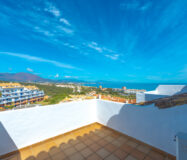 Двухуровневый пентхаус с террасой в Duquesa Golf Gardens