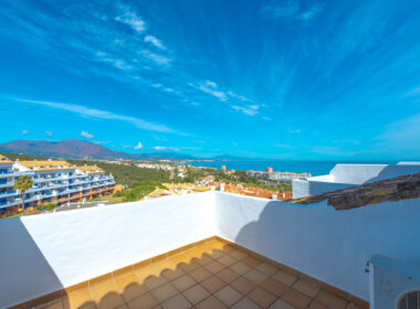 Двухуровневый пентхаус с террасой в Duquesa Golf Gardens