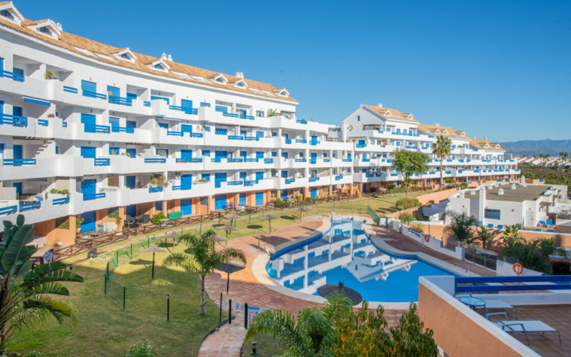 Двухуровневый пентхаус с террасой в Duquesa Golf Gardens