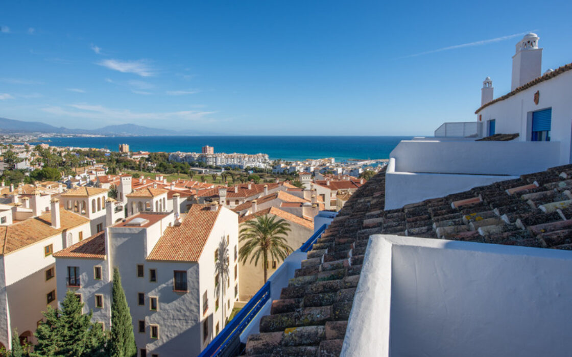 Двухуровневый пентхаус с террасой в Duquesa Golf Gardens