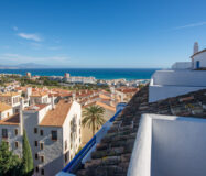 Двухуровневый пентхаус с террасой в Duquesa Golf Gardens