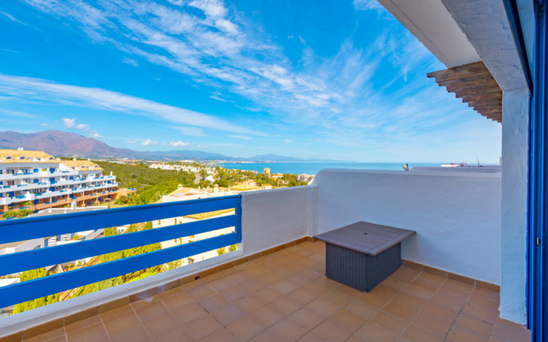 Двухуровневый пентхаус с террасой в Duquesa Golf Gardens