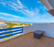 Двухуровневый пентхаус с террасой в Duquesa Golf Gardens