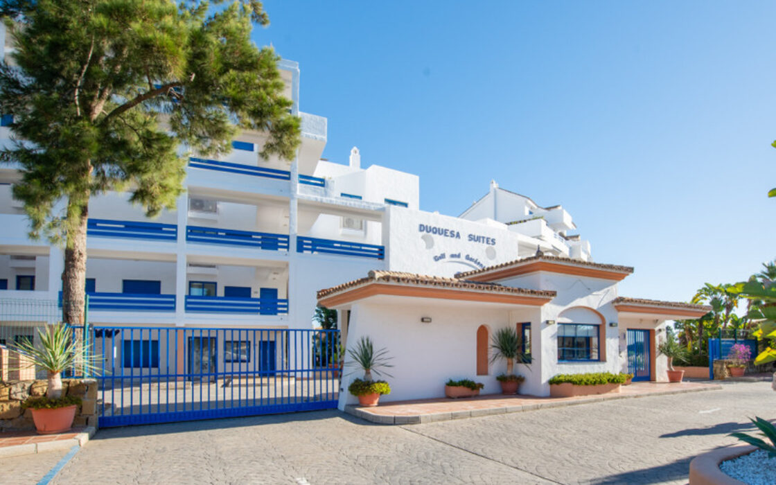 Двухуровневый пентхаус с террасой в Duquesa Golf Gardens