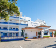 Двухуровневый пентхаус с террасой в Duquesa Golf Gardens