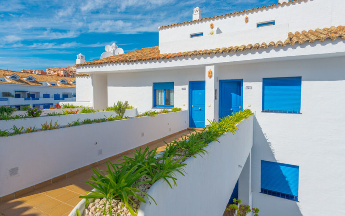 Двухуровневый пентхаус с террасой в Duquesa Golf Gardens