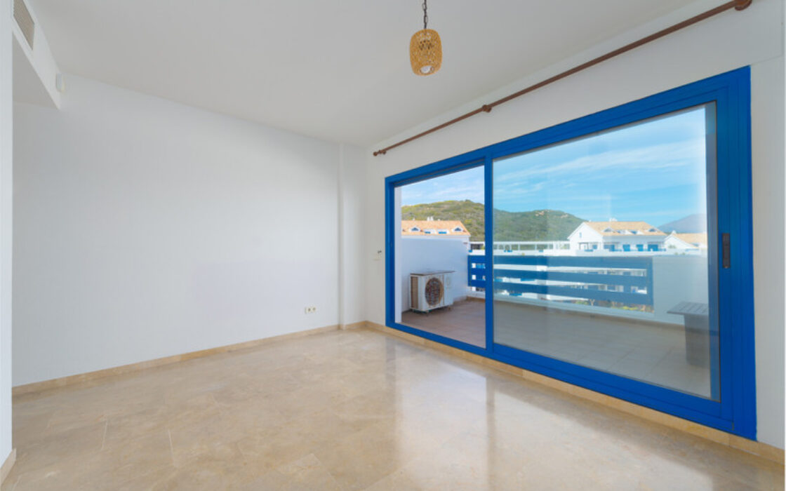 Двухуровневый пентхаус с террасой в Duquesa Golf Gardens