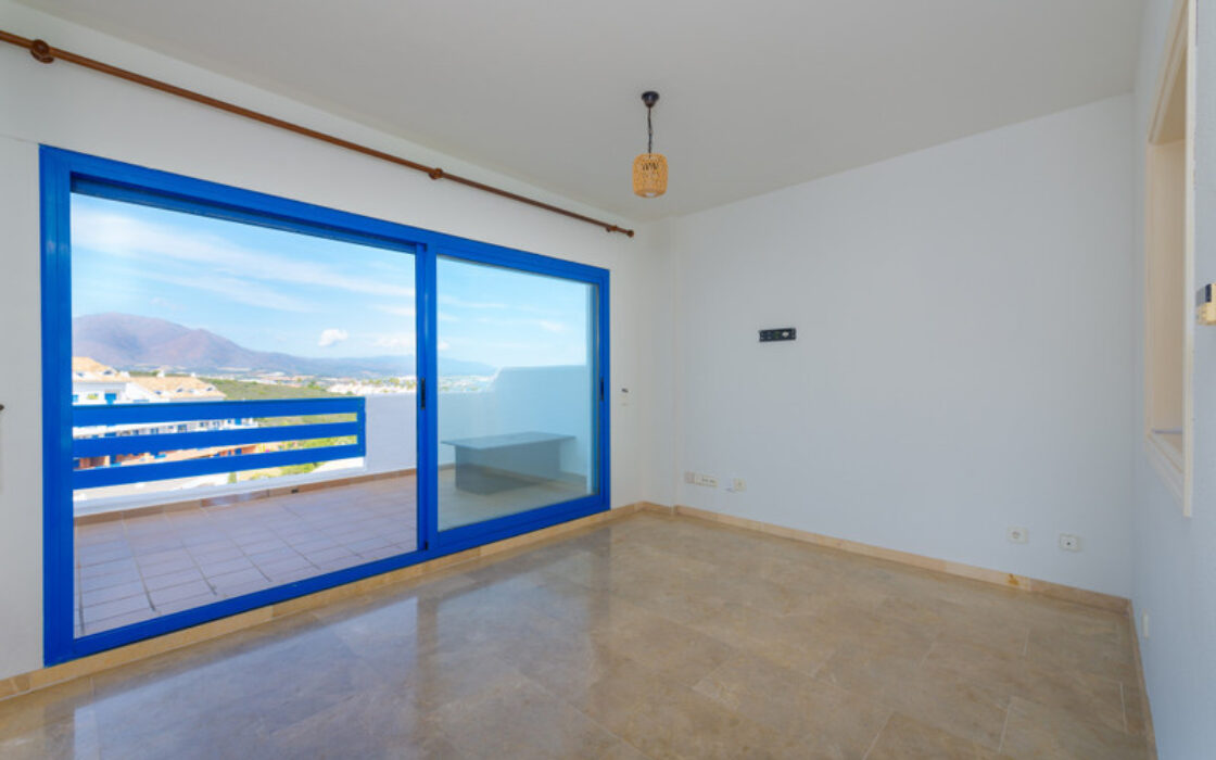 Двухуровневый пентхаус с террасой в Duquesa Golf Gardens