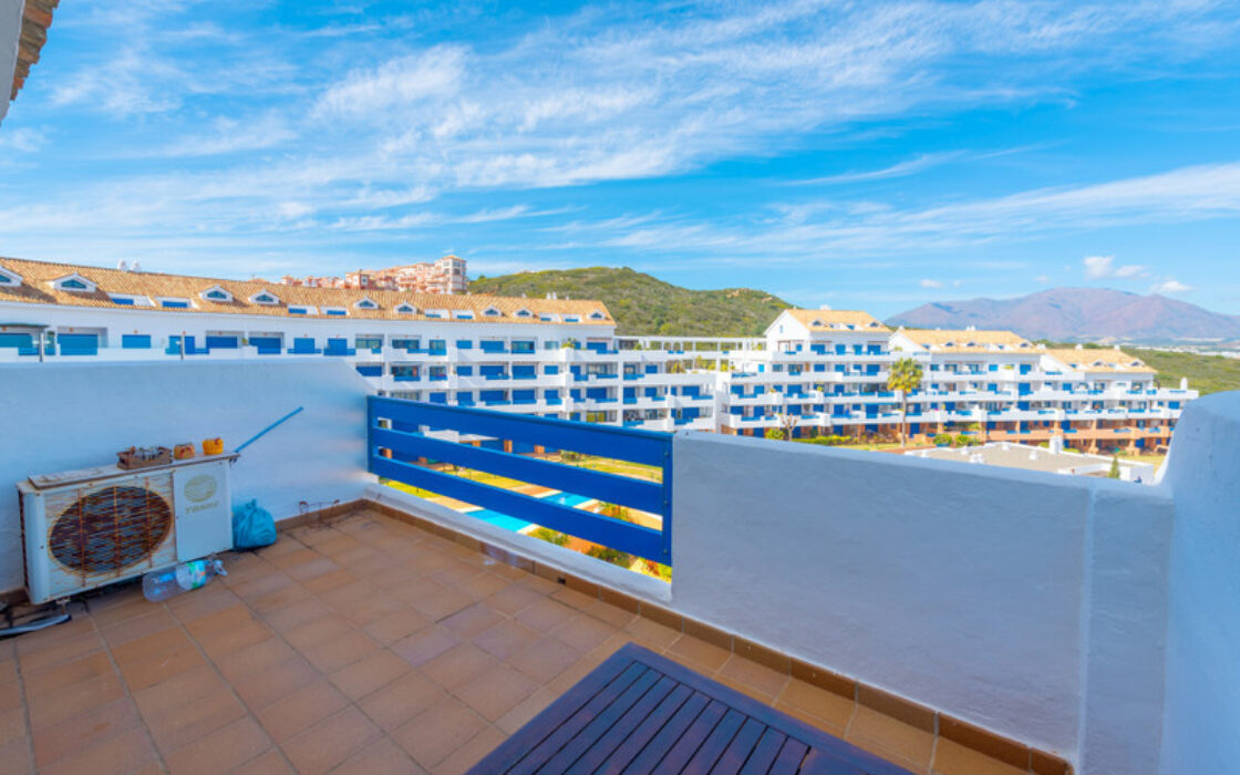 Двухуровневый пентхаус с террасой в Duquesa Golf Gardens