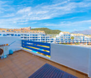 Двухуровневый пентхаус с террасой в Duquesa Golf Gardens