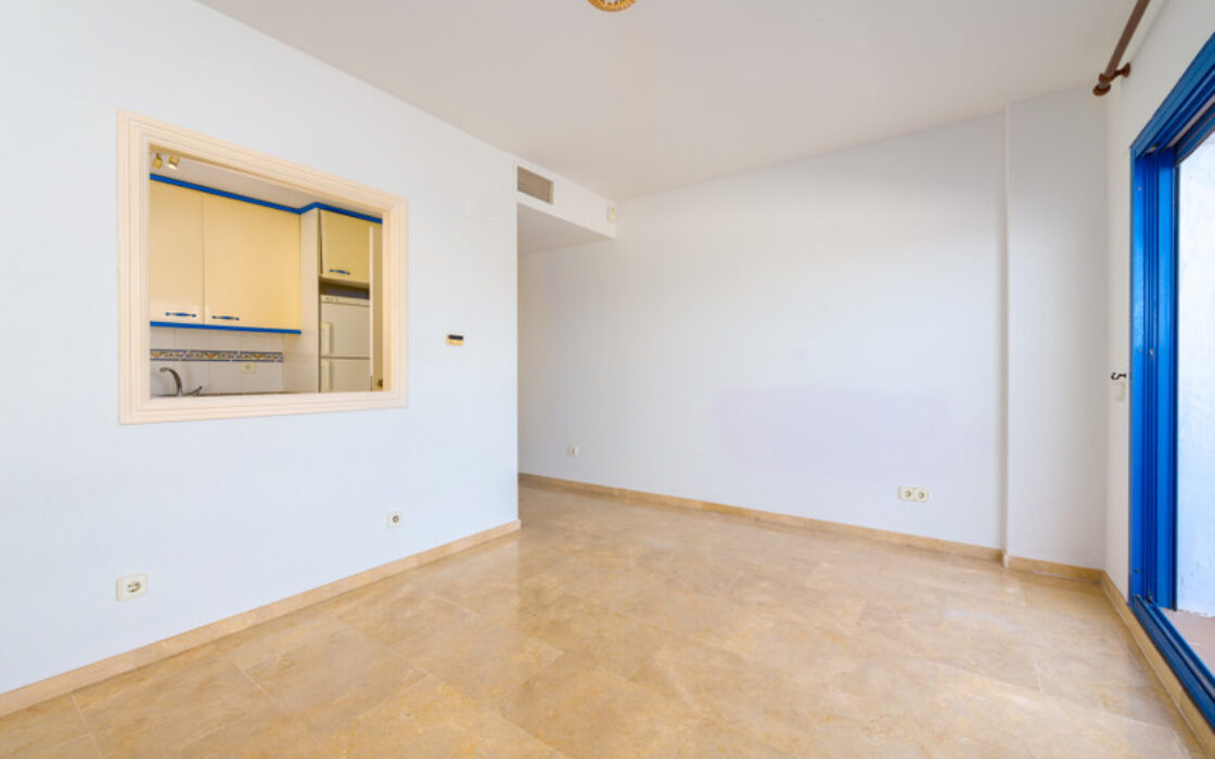 Двухуровневый пентхаус с террасой в Duquesa Golf Gardens