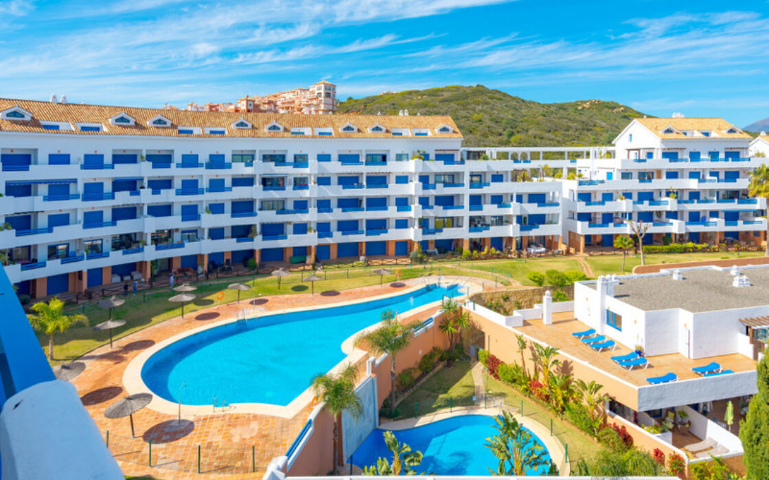 Двухуровневый пентхаус с террасой в Duquesa Golf Gardens