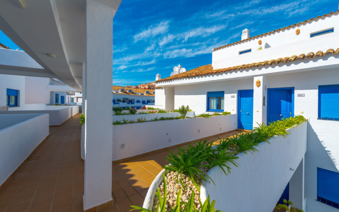 Двухуровневый пентхаус с террасой в Duquesa Golf Gardens