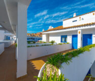 Двухуровневый пентхаус с террасой в Duquesa Golf Gardens