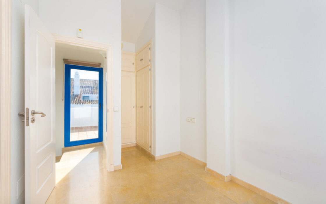 Двухуровневый пентхаус с террасой в Duquesa Golf Gardens