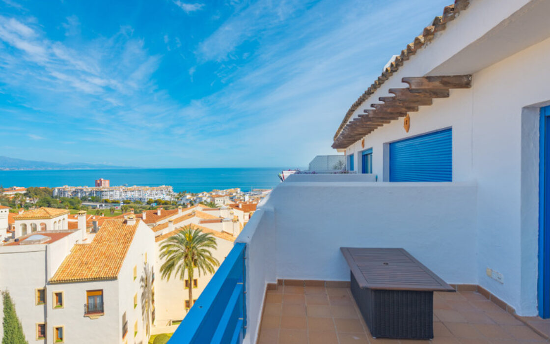 Двухуровневый пентхаус с террасой в Duquesa Golf Gardens