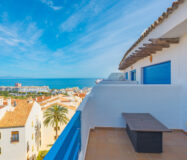 Двухуровневый пентхаус с террасой в Duquesa Golf Gardens