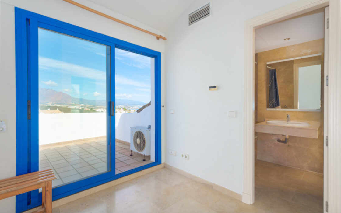 Двухуровневый пентхаус с террасой в Duquesa Golf Gardens