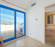 Двухуровневый пентхаус с террасой в Duquesa Golf Gardens