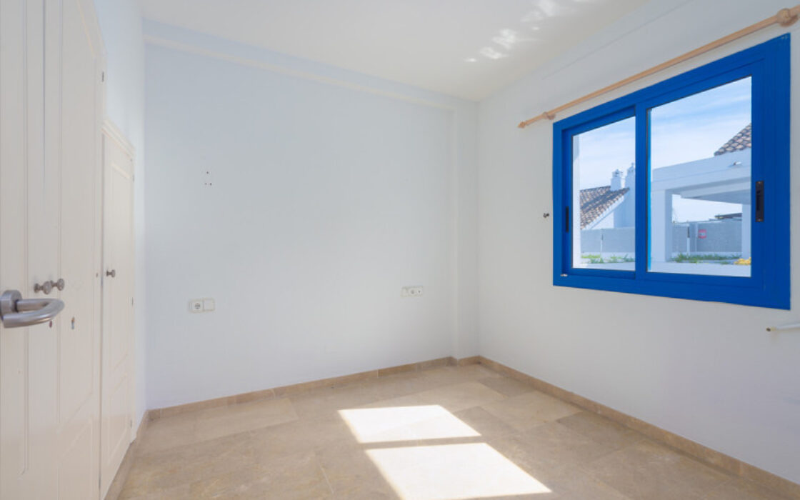 Двухуровневый пентхаус с террасой в Duquesa Golf Gardens